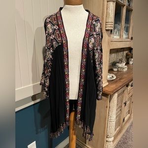 Cute Umgee kimono with fringe in excellent condition. Size M/L